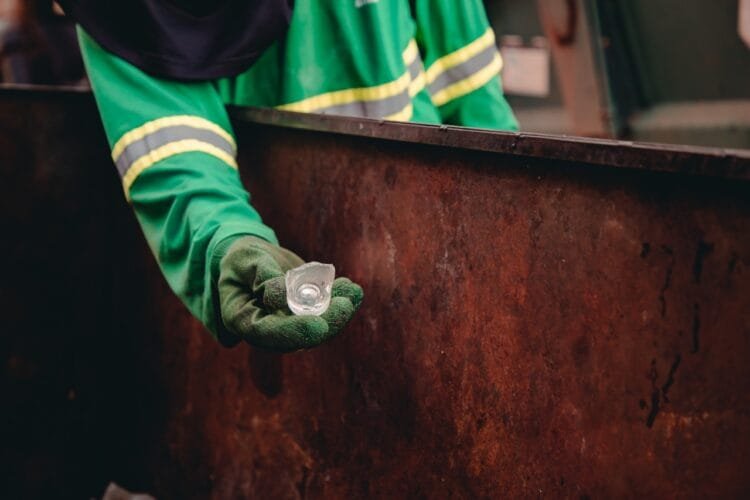 Descarte incorreto de lixo pode causar acidentes graves em profissionais da coleta