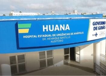 Homem é internado com estado grave após levar choque em freezer de restaurante