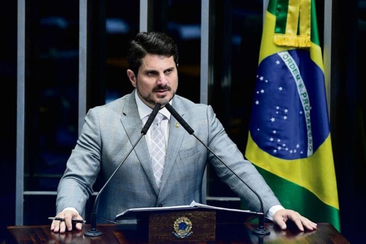 Senador protocola requerimentos para Flávio Dino explicar decreto que restringe armas
