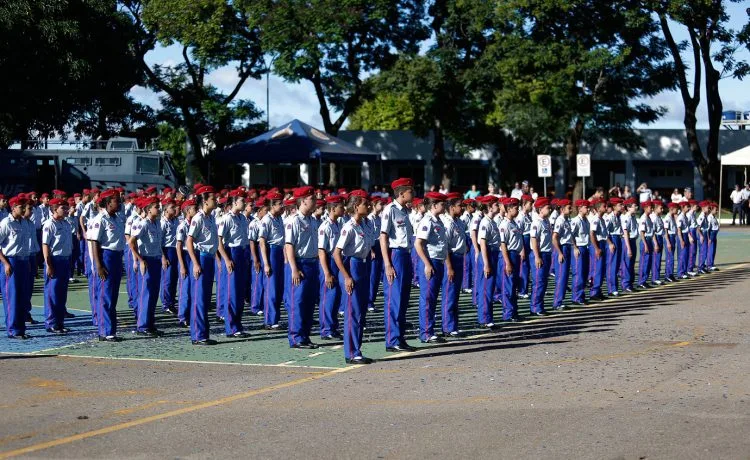 Lula autoriza MEC fechar programa de escolas cívico-militares