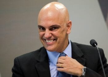 Urgente: Alexandre de Moraes proíbe bloqueio de vias e de prédios públicos em todo o Brasil