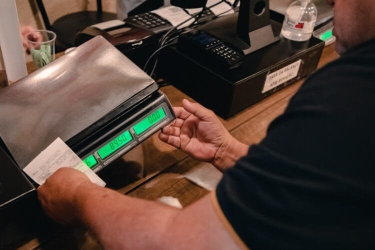 Inmetro e Procon Anápolis realizam fiscalização de balanças em restaurantes por quilo