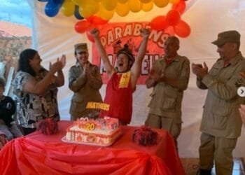 Corpo de Bombeiros faz surpresa na festa de aniversário de jovem portador da Síndrome de Down