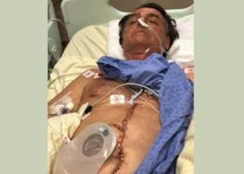 “Tentaram matá-lo e agora querem prendê-lo”, diz Carlos Bolsonaro