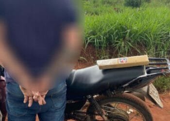 Homem que transportava tablete de maconha na cintura é preso 