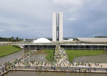 Após Congresso e Planalto, manifestantes invadem STF