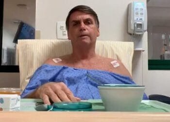Agora: Bolsonaro é internado com dores abdominais