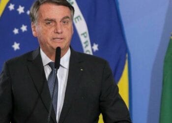 Bolsonaro passará por cirurgia quando voltar ao Brasil, diz médico