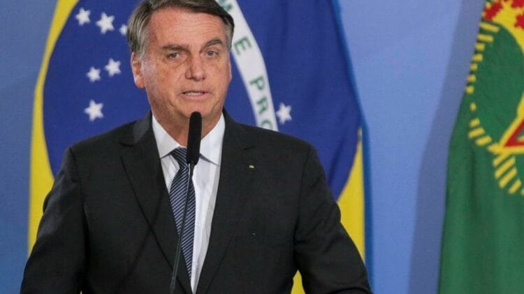 Bolsonaro passará por cirurgia quando voltar ao Brasil, diz médico