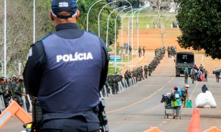 Exército e PM esvaziam acampamento em quartel no Distrito Federal; 1200 manifestantes são presos