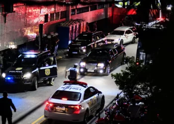 Corpo de Pelé chega ao estádio da Vila Belmiro para velório