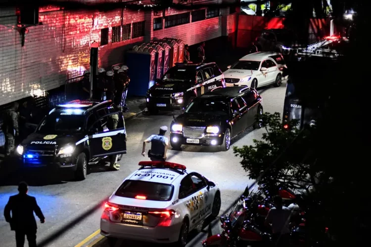 Corpo de Pelé chega ao estádio da Vila Belmiro para velório