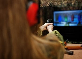 Revogação do decreto de armas provoca riscos à segurança no comércio e favorecimento a criminosos, apontam especialistas