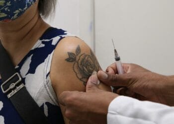 Covid-19: Ministério da Saúde anuncia reforço com vacina bivalente para fevereiro