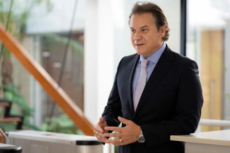 Alta taxa de juros desacelera vendas de veículos, diz presidente da Anfavea