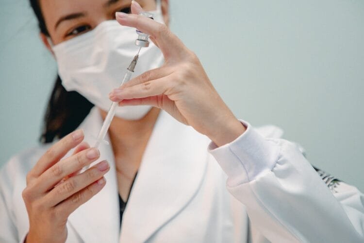 Crianças de 3 e 4 anos que receberam Coronavac já podem tomar dose de reforço