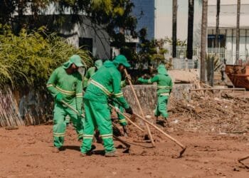 Equipes da Prefeitura se mobilizam por limpeza de ruas e avenidas de Anápolis