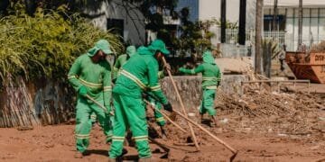 Equipes da Prefeitura se mobilizam por limpeza de ruas e avenidas de Anápolis