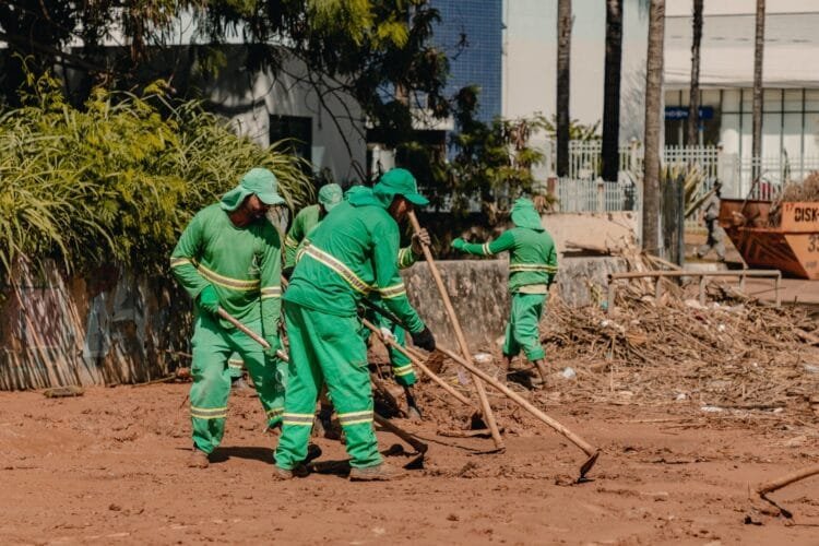 Equipes da Prefeitura se mobilizam por limpeza de ruas e avenidas de Anápolis