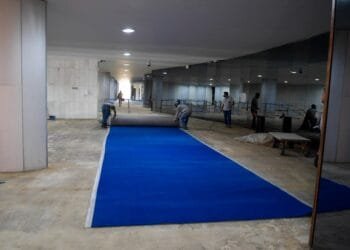 Tapete vermelho para a polêmica: Senado Federal gasta mais de R$800 mil na troca do carpete do Salão Azul