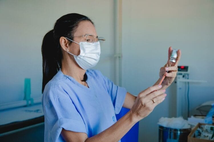 Anápolis inicia vacinação bivalente contra COVID-19 para grupos prioritários