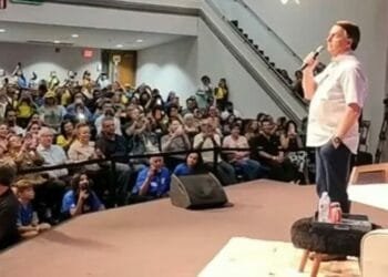 “A missão não acabou”, diz Bolsonaro ao anunciar retorno ao Brasil