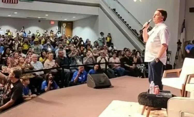 “A missão não acabou”, diz Bolsonaro ao anunciar retorno ao Brasil