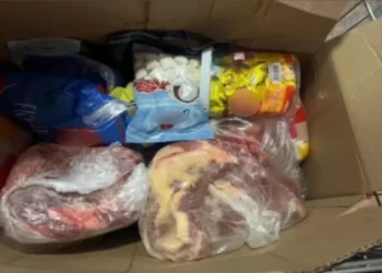 Polícia Militar prende funcionário de supermercado que jogava alimentos no lixo para pegar depois do expediente