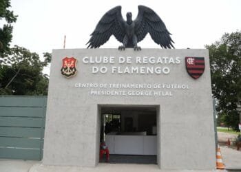 Flamengo: grupo LGBT+ pede indenização milionária por time não usar a camisa 24