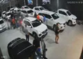 Bando invade concessionária e rouba 13 carros em Fortaleza