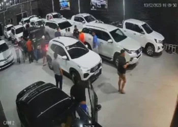 Bando invade concessionária e rouba 13 carros em Fortaleza
