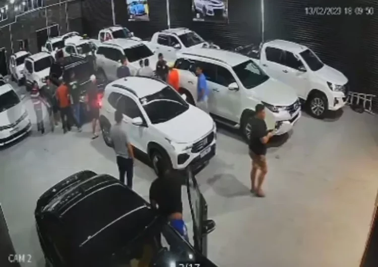 Bando invade concessionária e rouba 13 carros em Fortaleza