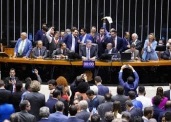 Arthur Lira é reeleito presidente da Câmara com 464 votos