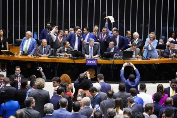 Arthur Lira é reeleito presidente da Câmara com 464 votos