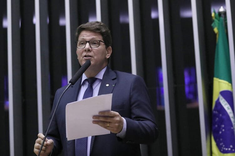 Deputado apresenta PL que propõe vetar transição de gênero entre menores de idade