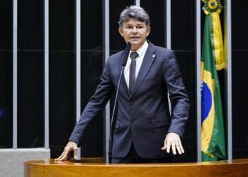 Deputado propõe projeto para impedir que BNDES financie obras no exterior