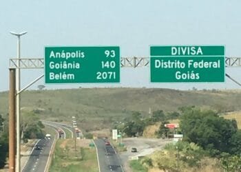 O papel dos deputados distritais na política do entorno em Goiás