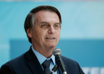 Jair Bolsonaro emite passagem aérea para retorno ao Brasil