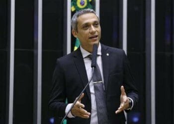 Deputado Gustavo Gayer convoca apoiadores para recepção de Bolsonaro no aeroporto de Brasília