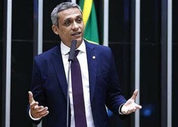 Deputado Gustavo Gayer apresenta emendas que podem barrar Programa Mais Médicos