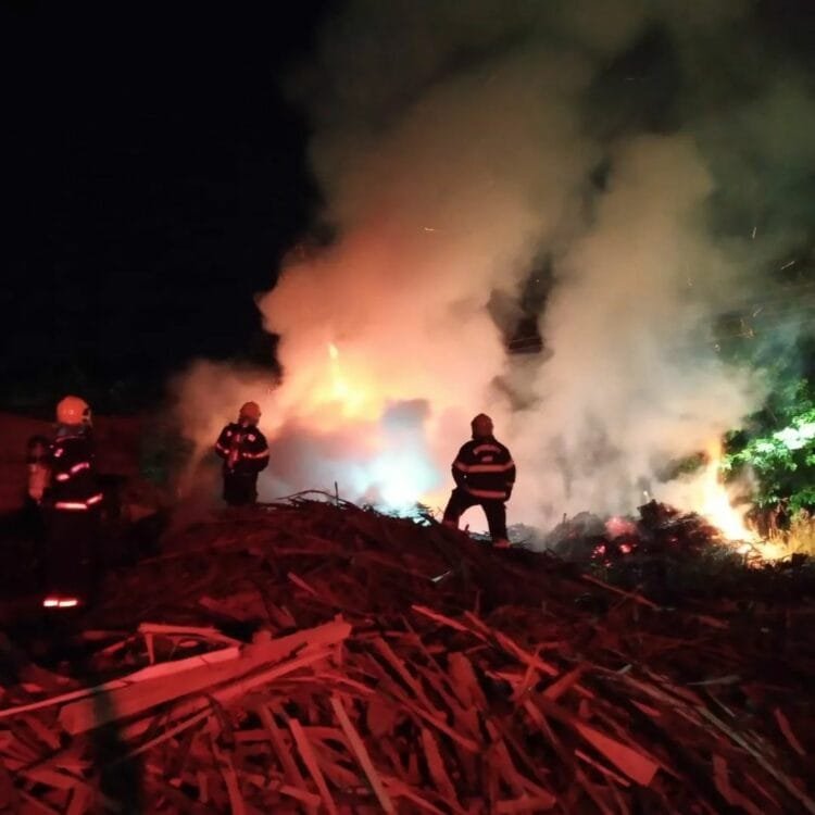 Bombeiros utilizam líquido gerador de espuma para conter chamas em serraria de Anápolis