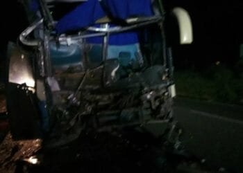 Bombeiros resgatam passageiros de ônibus após colisão com caminhão na BR 060