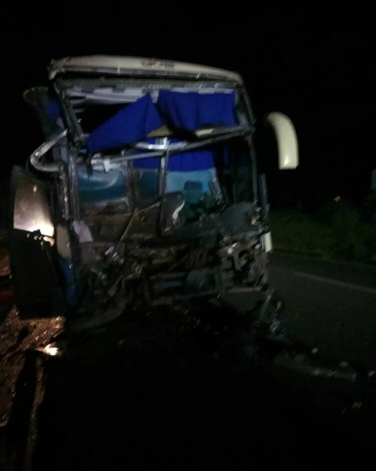 Bombeiros resgatam passageiros de ônibus após colisão com caminhão na BR 060