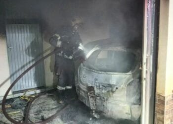 Bombeiros resgatam passageiros de ônibus após colisão com caminhão na BR 060