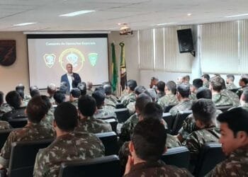 Major Vitor Hugo ministra palestra sobre contraterrorismo e recebe honraria do Comando de Operações Especiais
