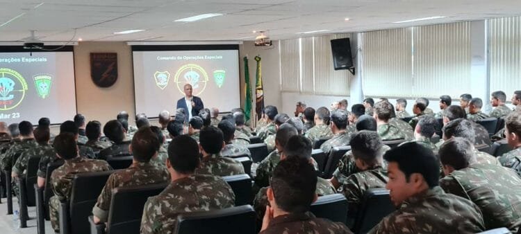 Major Vitor Hugo ministra palestra sobre contraterrorismo e recebe honraria do Comando de Operações Especiais