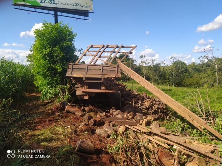 Motorista de caminhão morre após pular do veículo em movimento na BR-060