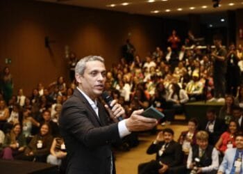 Gustavo Gayer atrai grande público em seminário sobre doutrinação nas escolas na Câmara dos Deputados