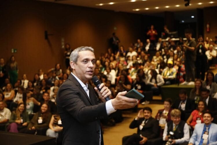 Gustavo Gayer atrai grande público em seminário sobre doutrinação nas escolas na Câmara dos Deputados