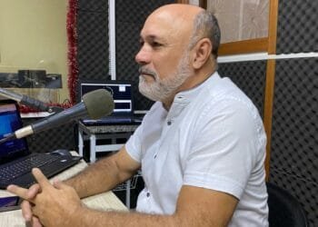 Jakson Charles destaca construção de escola e complexo esportivo em programa de rádio